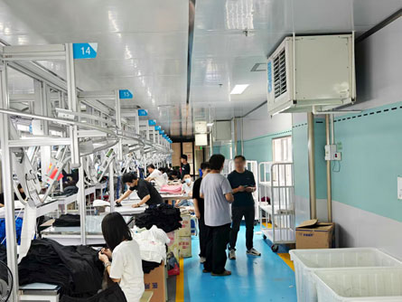 服裝廠制冷降溫，使用星科蒸發(fā)冷省電空調(diào)-掛式軸流機(jī)組